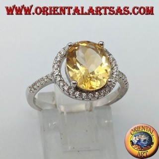 Bague en argent avec topaze naturelle suspendue à un cercle de zircons