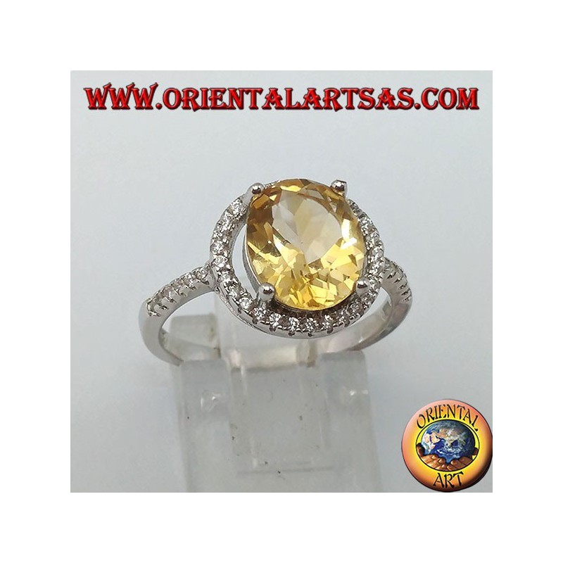 Anillo de plata con topacio natural suspendido en un círculo de circonitas