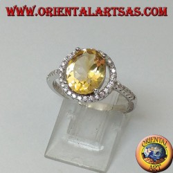 Anillo de plata con topacio natural suspendido en un círculo de circonitas