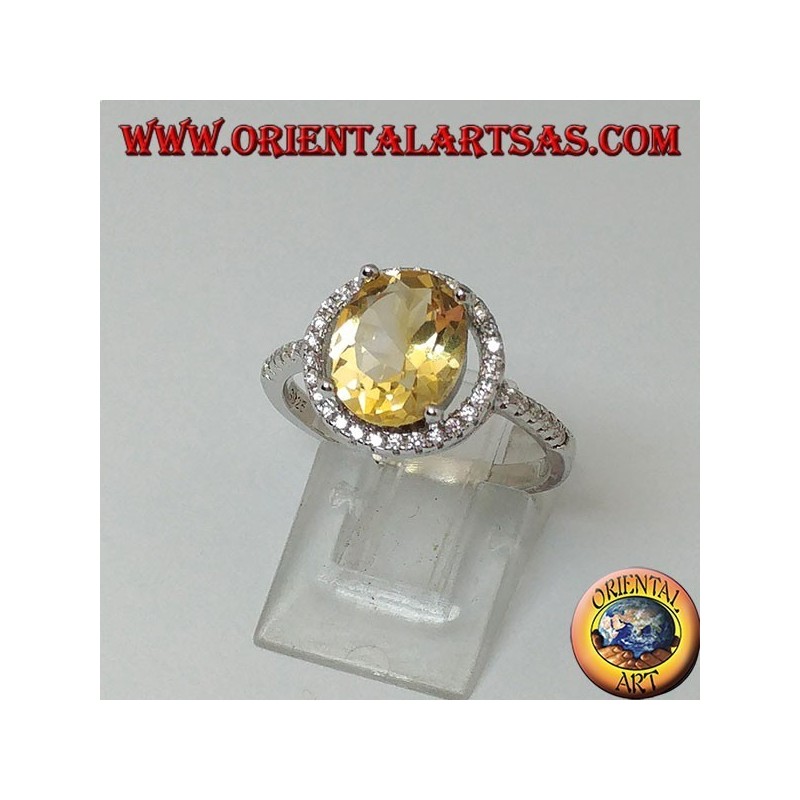Bague en argent avec topaze naturelle suspendue à un cercle de zircons