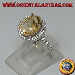 Bague en argent avec topaze naturelle suspendue à un cercle de zircons