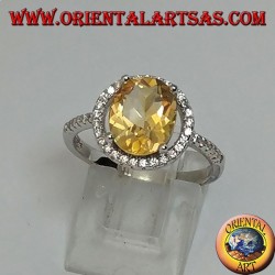 Bague en argent avec topaze naturelle suspendue à un cercle de zircons