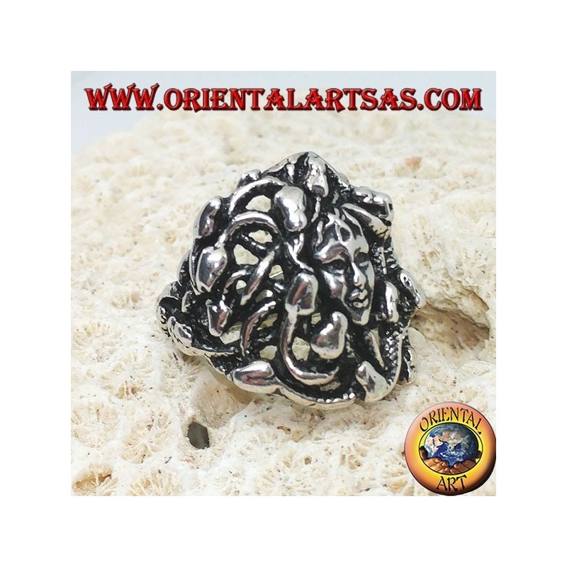 Anello in argento testa di medusa con serpenti