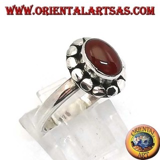 Bague en argent avec cornaline cabochon ovale entourée de clous