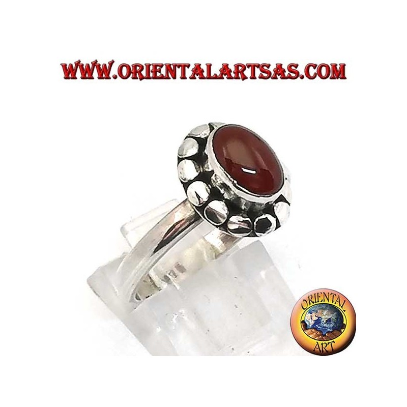 Silberring mit ovalem Cabochon-Karneol, umgeben von Nieten