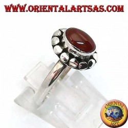 Anillo de plata con cornalina cabujón ovalada rodeada de tachuelas