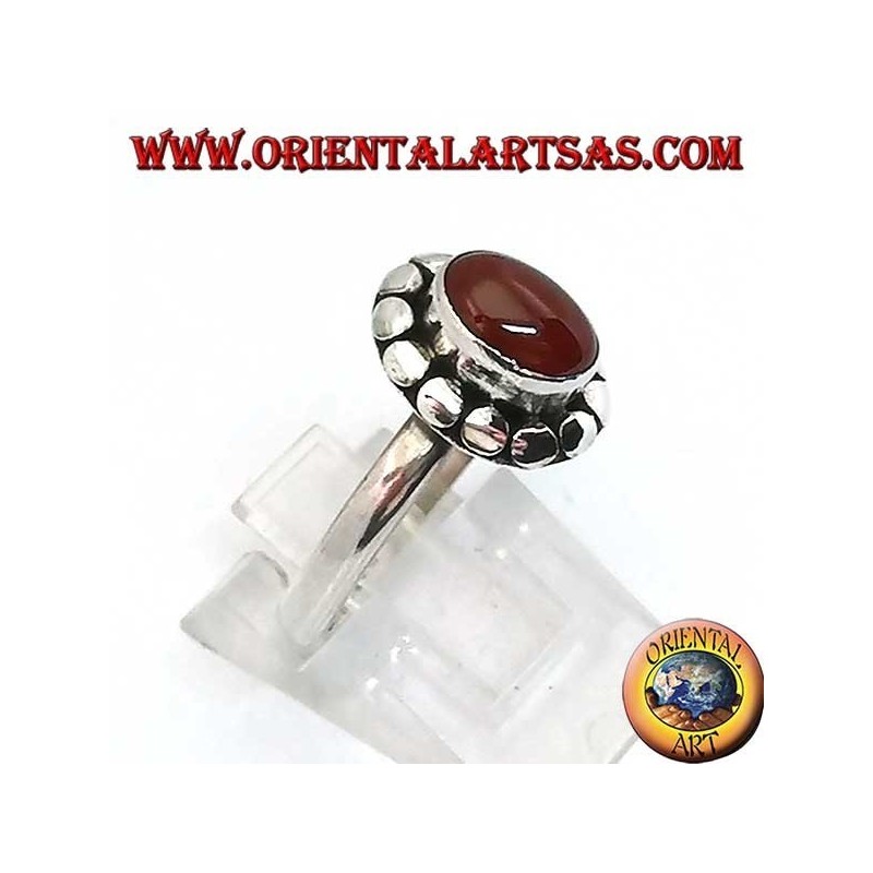Bague en argent avec cornaline cabochon ovale entourée de clous