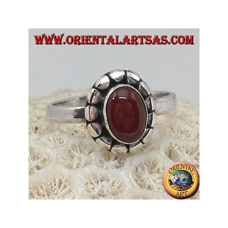 Silberring mit ovalem Cabochon-Karneol, umgeben von Nieten