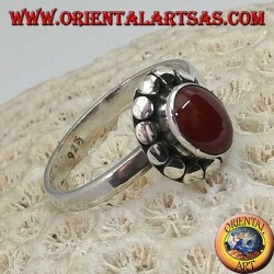 Bague en argent avec cornaline cabochon ovale entourée de clous