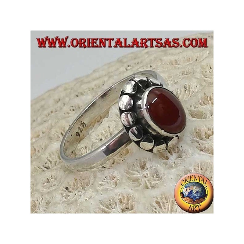 Silberring mit ovalem Cabochon-Karneol, umgeben von Nieten