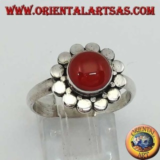 Anillo de plata con una cornalina redonda de cabujón rodeada de tachuelas