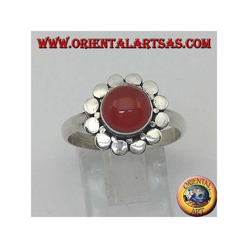 Bague en argent avec une cornaline ronde en cabochon entourée de clous