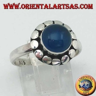 Bague en argent avec agate bleue, taille cabochon entourée de clous