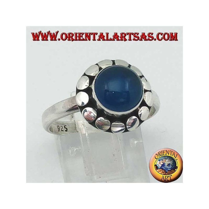 Anillo de plata con ágata azul, corte cabujón rodeado de tachuelas
