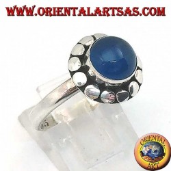 Anillo de plata con ágata azul, corte cabujón rodeado de tachuelas