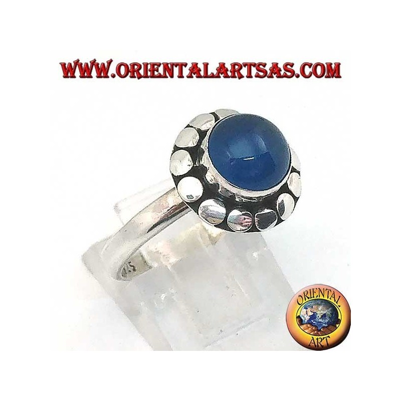 Bague en argent avec agate bleue, taille cabochon entourée de clous