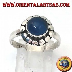 Anillo de plata con ágata azul, corte cabujón rodeado de tachuelas