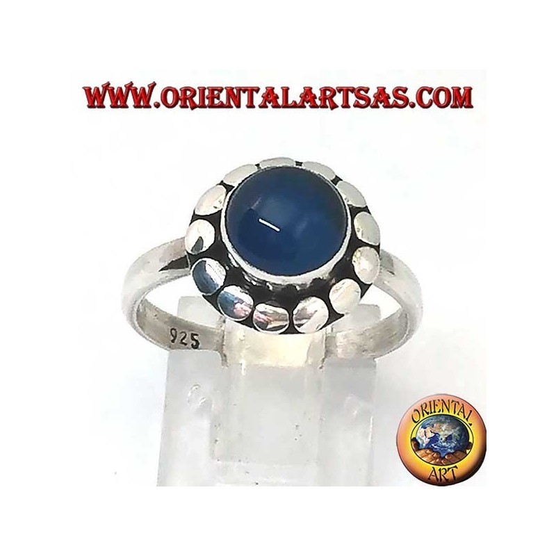Silberring mit blauem Achat, Cabochonschliff, umgeben von Nieten