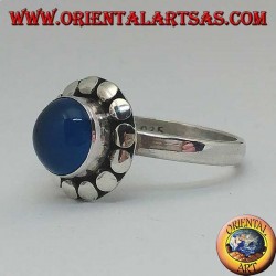 Anillo de plata con ágata azul, corte cabujón rodeado de tachuelas
