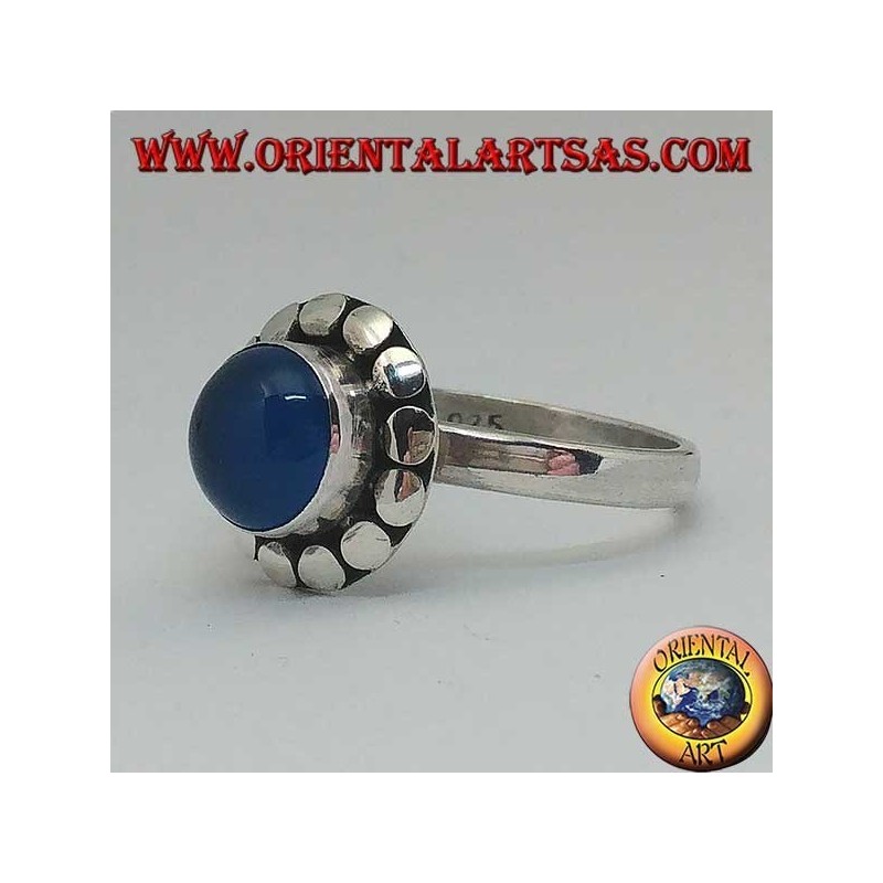 Bague en argent avec agate bleue, taille cabochon entourée de clous