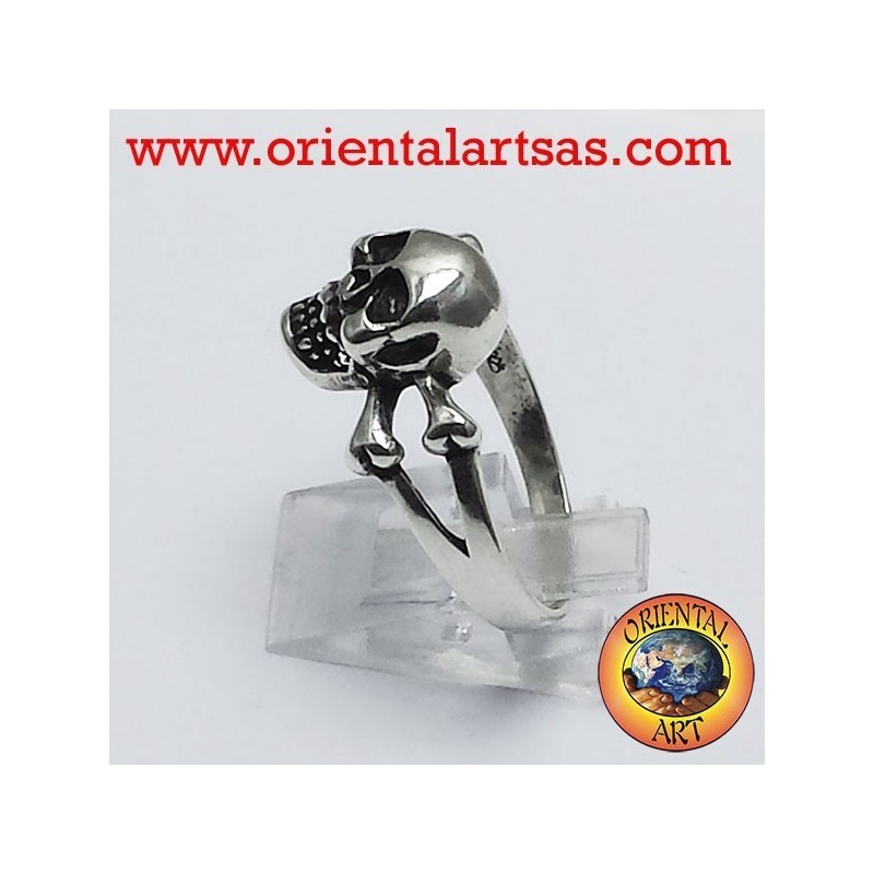 cráneo anillo de plata con los huesos