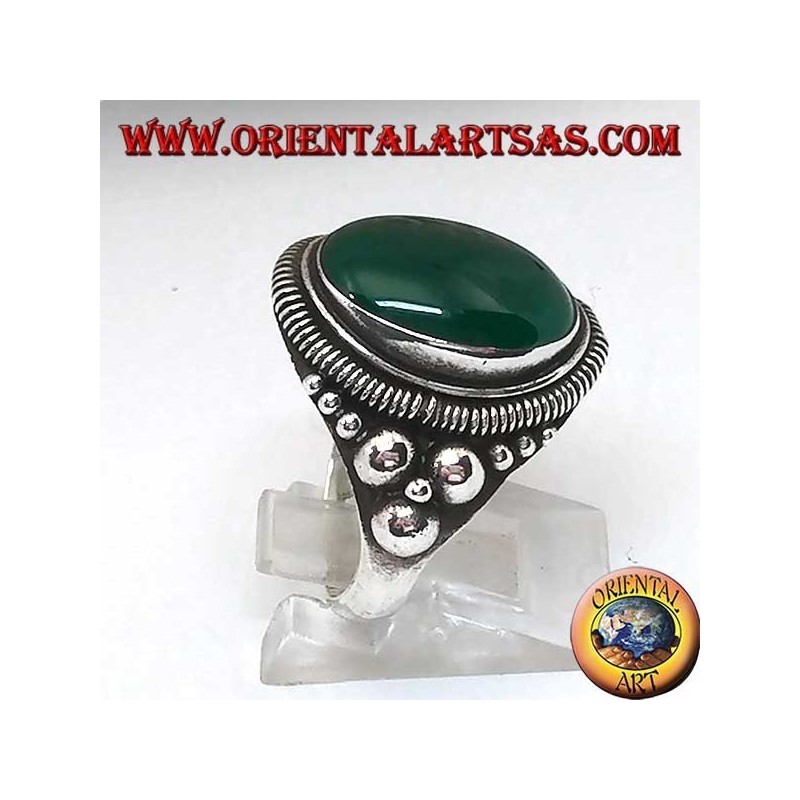 Anillo de plata con un gran cabujón de ágata verde ovalada