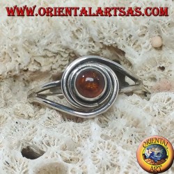 Anillo de plata con ámbar redondo natural envuelto en hilo de plata.