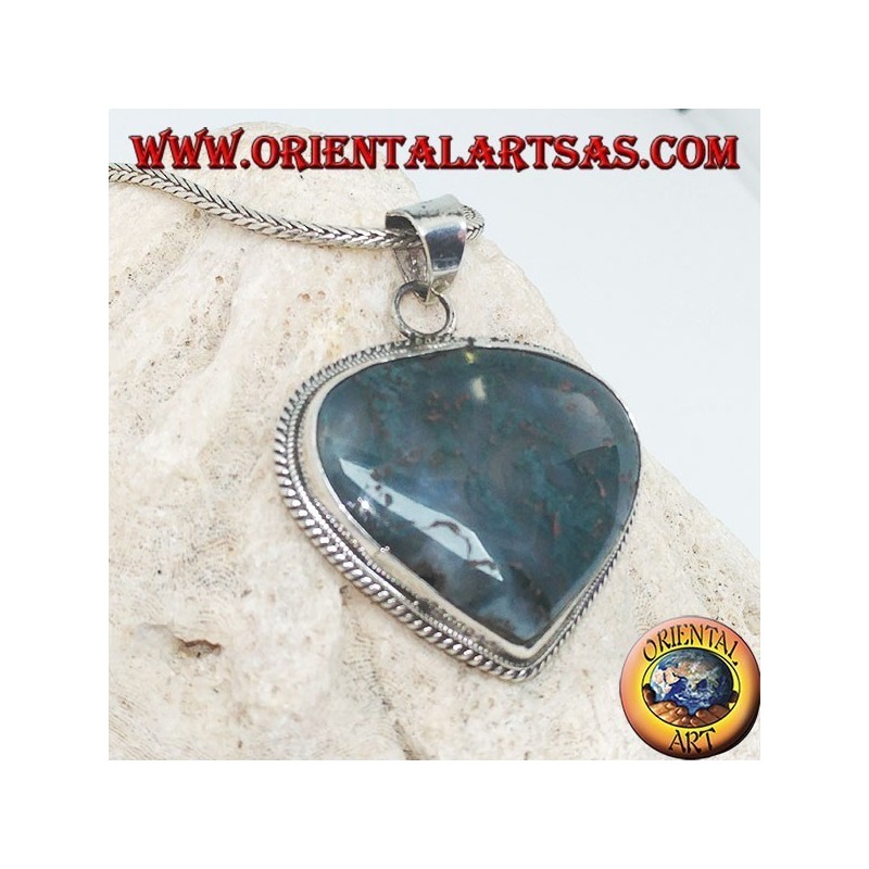 Heart-shaped silver pendant with musk agate