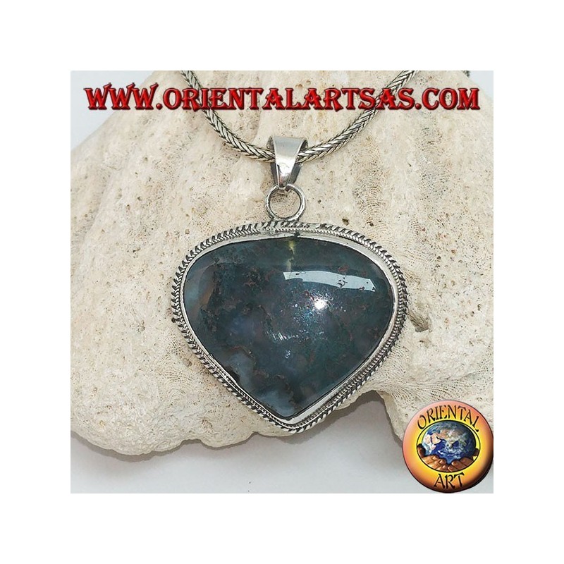 Heart-shaped silver pendant with musk agate