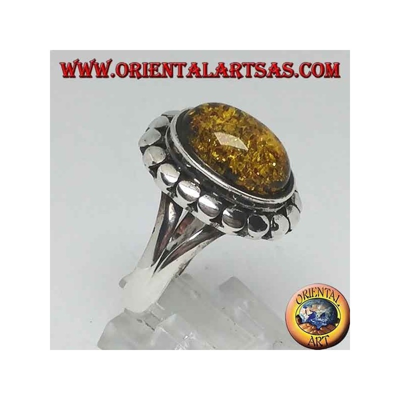 Bague en argent avec ambre ovale vert entouré de clous