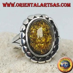 Bague en argent avec ambre ovale vert entouré de clous