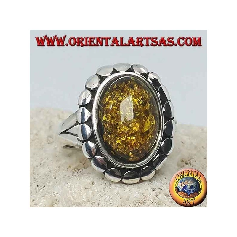 Anillo de plata con ámbar oval verde rodeado de tachuelas