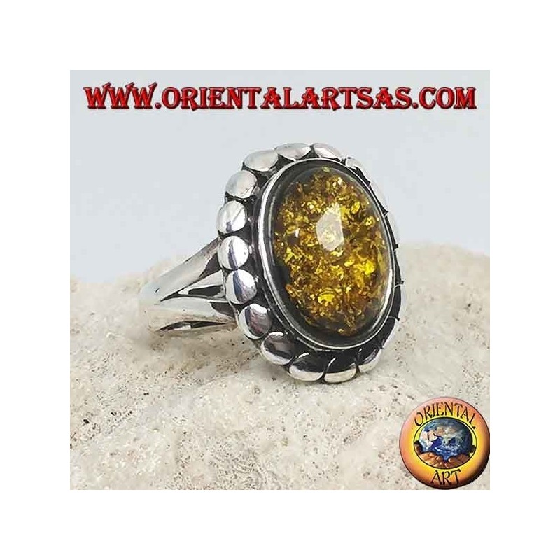 Anillo de plata con ámbar oval verde rodeado de tachuelas
