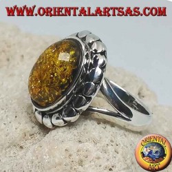 Bague en argent avec ambre ovale vert entouré de clous