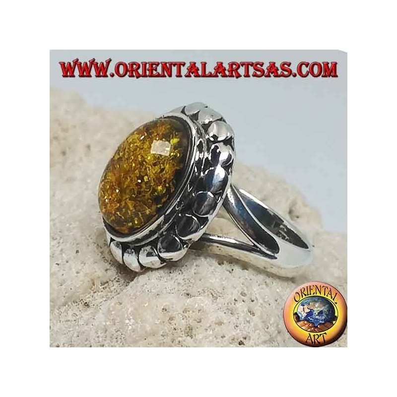 Anello in argento con ambra ovale verde contornata da borchie