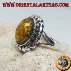 Bague en argent avec ambre ovale vert entouré de clous