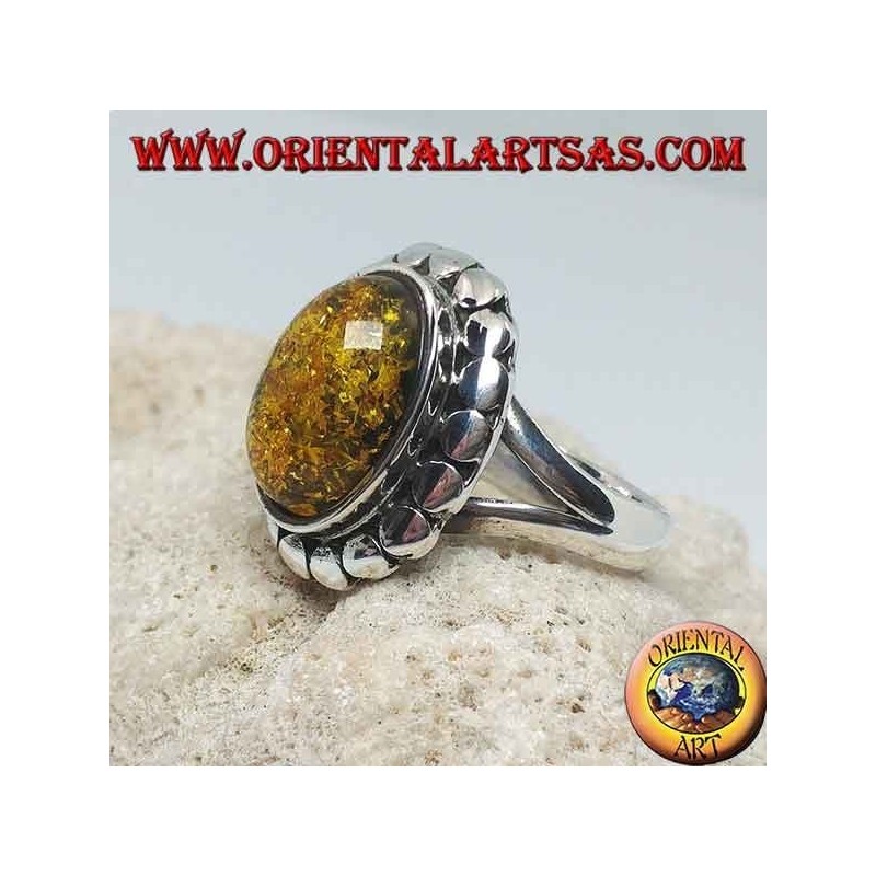 Bague en argent avec ambre ovale vert entouré de clous