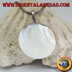 Pendentif avec nacre ronde et crochet en argent décoré