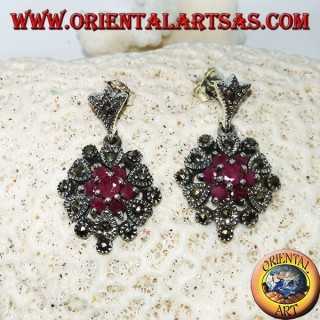 Orecchini in argento pendenti con 1+6 rubini naturali tondi incastonati contornato da marcasite