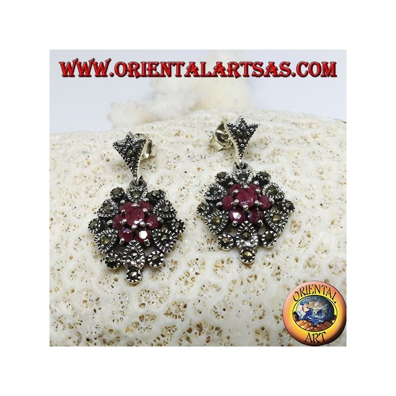 Orecchini in argento pendenti con 1+6 rubini naturali tondi incastonati contornato da marcasite