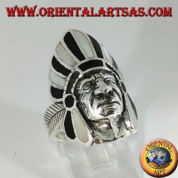 Anillo de plata, cabeza de indio nativo americano con plumas de nácar y ónix