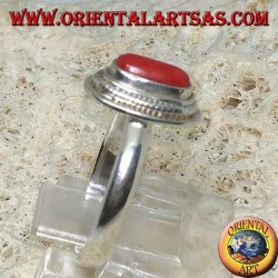 Anillo de plata con coral natural engastado en un borde de abalorio (hecho a mano)