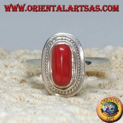 Anillo de plata con coral natural engastado en un borde de abalorio (hecho a mano)