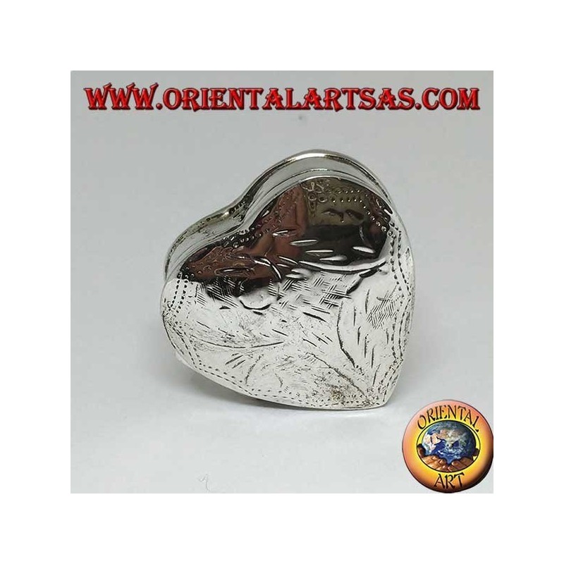 Silver pillbox (925 ‰) with heart-shaped engravings
