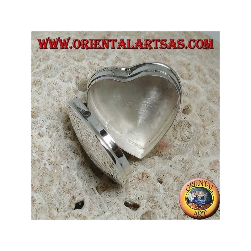 Silver pillbox (925 ‰) with heart-shaped engravings