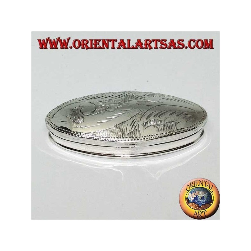 Pill box in silver (925 ‰) with engravings, oval in shape