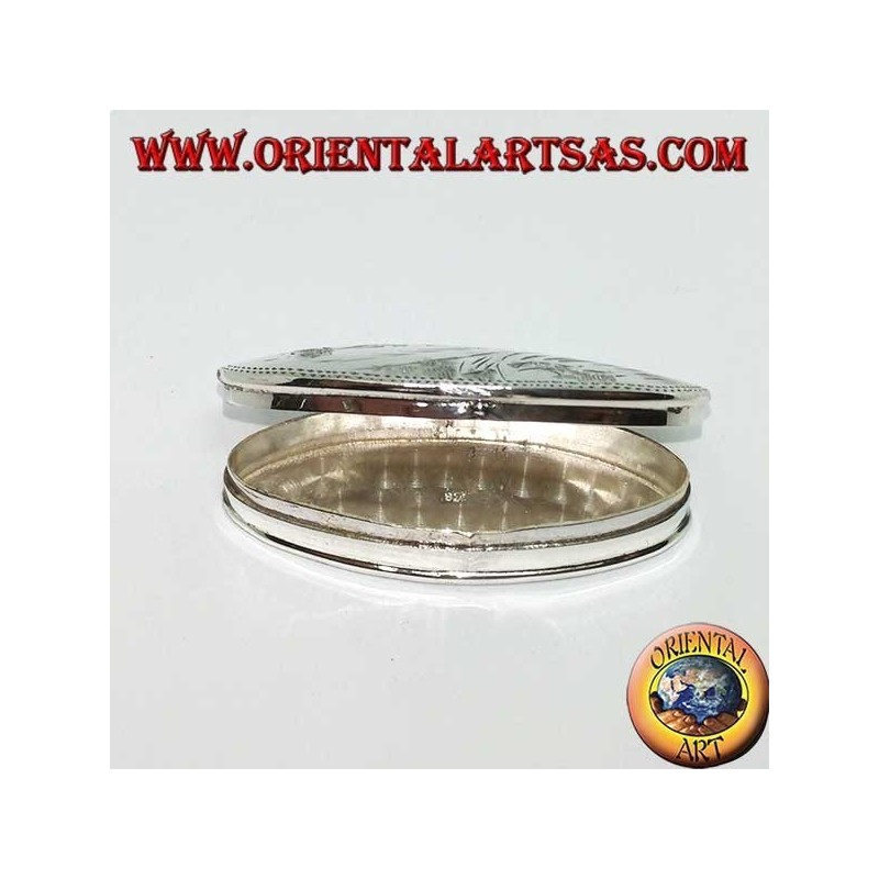 Pill box in silver (925 ‰) with engravings, oval in shape
