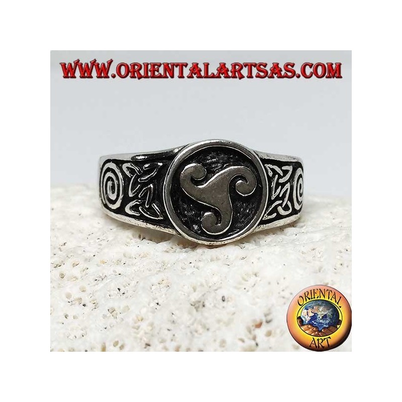 Silberner Triskellring mit Tyronknoten und Spirale an den Seiten