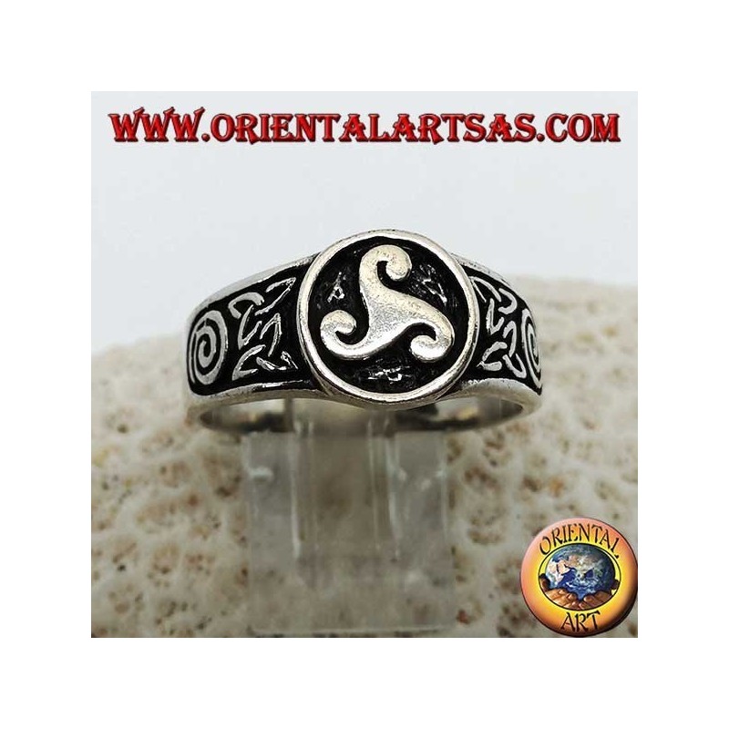 Anello in argento triskell con nodo di tyrone e spirale sui lati