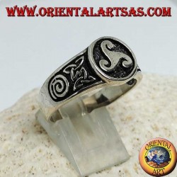 Silberner Triskellring mit Tyronknoten und Spirale an den Seiten